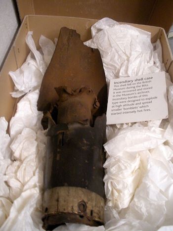I en pappboks i arkivet låg restane av ei sprengd bombe, funne etter eit øydeleggjande treff i museet.