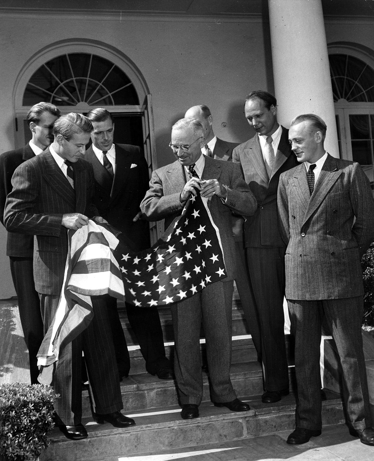 Thor Heyerdahl overreker flagget fra Kon-Tiki-flåten til President Truman (Foto: Kon-Tiki Museet)