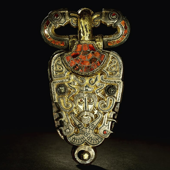 One of the most spectacular findings in Norwegian archeology – the gold plated buckle dated 200 years pre-Viking Age. The buckle which was a part of a sword belt is decorated with garnets and a beautiful motif. Can you spot the man’s face with a crown, the birds and the boar? C4901.