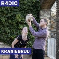 Logo for the podcast "Kraniebrud". Picture of a man and a woman studying a skeleton head.