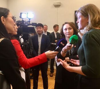 Forsker Maria Kartveit vert intervjua av mongolsk presse da&amp;#160;president Khaltmaagiin Battulga besøkte Kulturhistorisk museum i januar 2020.