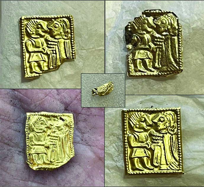 Nærbilde av gullgubber, som er små gullbiter med illustrasjoner av damer og menn.