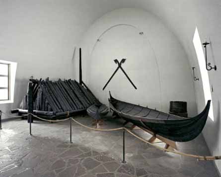 Vikingbåt utstilt i et rom.