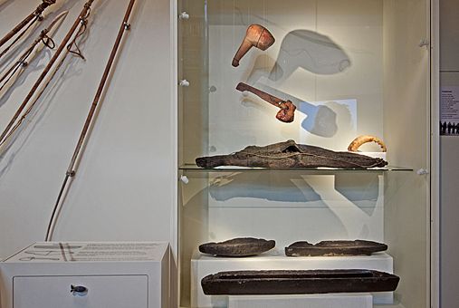 Spekkposen utstilt med spekk-klubber og lamper i "Arktiske Eksperter - selfolkets møte med Amundsen" i Kulturhistorisk museum, 2011.