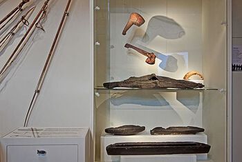 Spekkposen utstilt med spekk-klubber og lamper i &quot;Arktiske Eksperter - selfolkets møte med Amundsen&quot; i Kulturhistorisk museum, 2011.