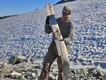 Arkeolog Runar Hole med skien ved funnstedet.