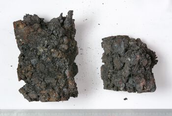 Jern-/stålluppe på&amp;#160;2104 gram (i to deler) utvunnet ved Thy i 2014, i rekonstruksjonsovn&amp;#160;B (Espevej). Malm fra&amp;#160;Snertingdalen.